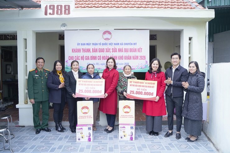 MTTQ xã Chuyên Mỹ khánh thành, bàn giao 7 nhà đại đoàn kết cho hộ có hoàn cảnh khó khăn dịp tết- Ảnh 2.