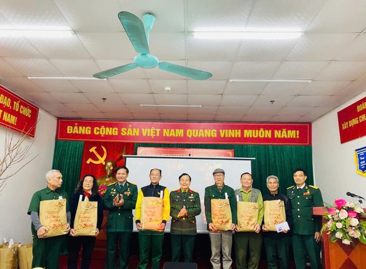 "Tết sẻ chia - Thắm tình đồng đội".- Ảnh 1.