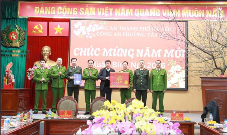 Lãnh đạo Thành phố và phường Tây Hồ thăm, chúc tết và động viên cán bộ, chiến sĩ Công an phường- Ảnh 1.