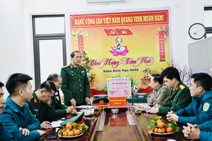 ĐOÀN CÔNG TÁC BỘ TƯ LỆNH THỦ ĐÔ HÀ NỘI THĂM, CHÚC TẾT BAN CHỈ HUY QUÂN SỰ XÃ HOÀ XÁ- Ảnh 1.