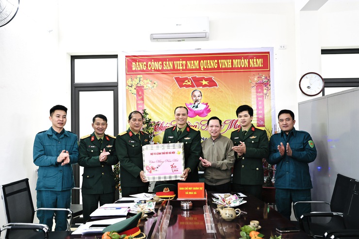 ĐOÀN CÔNG TÁC BỘ TƯ LỆNH THỦ ĐÔ HÀ NỘI THĂM, CHÚC TẾT BAN CHỈ HUY QUÂN SỰ XÃ HOÀ XÁ- Ảnh 3.