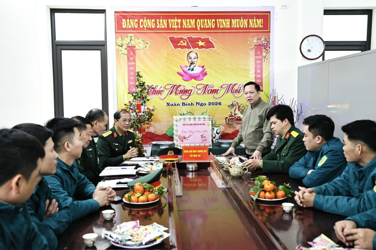 ĐOÀN CÔNG TÁC BỘ TƯ LỆNH THỦ ĐÔ HÀ NỘI THĂM, CHÚC TẾT BAN CHỈ HUY QUÂN SỰ XÃ HOÀ XÁ- Ảnh 2.