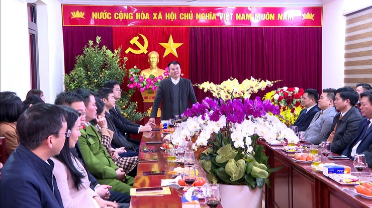 Ban Thường vụ Đảng ủy xã Hát Môn đã tiếp đón Đoàn công tác của Ban Thường vụ Đảng ủy xã Phúc Thọ đến thăm, chúc Tết Nguyên đán Bính Ngọ 2026.- Ảnh 1.