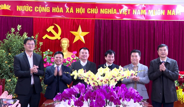 Ban Thường vụ Đảng ủy xã Hát Môn đã tiếp đón Đoàn công tác của Ban Thường vụ Đảng ủy xã Phúc Thọ đến thăm, chúc Tết Nguyên đán Bính Ngọ 2026.- Ảnh 3.