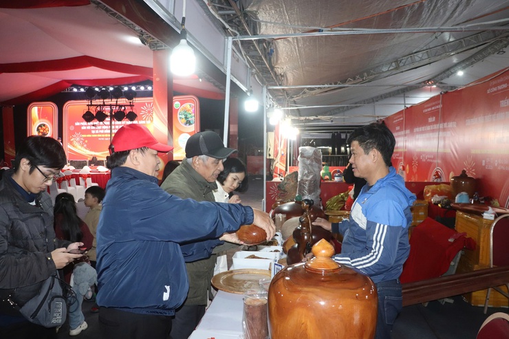 Triển lãm hoa giấy và thiết kế thủ công mỹ nghệ sáng tạo phục vụ Xuân Bính Ngọ- Ảnh 2.