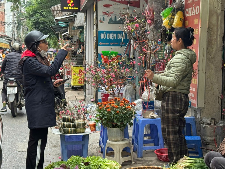 RỘN RÀNG PHIÊN CHỢ 23 TẾT BÍNH NGỌ PHƯỜNG ĐÔNG NGẠC- Ảnh 2.