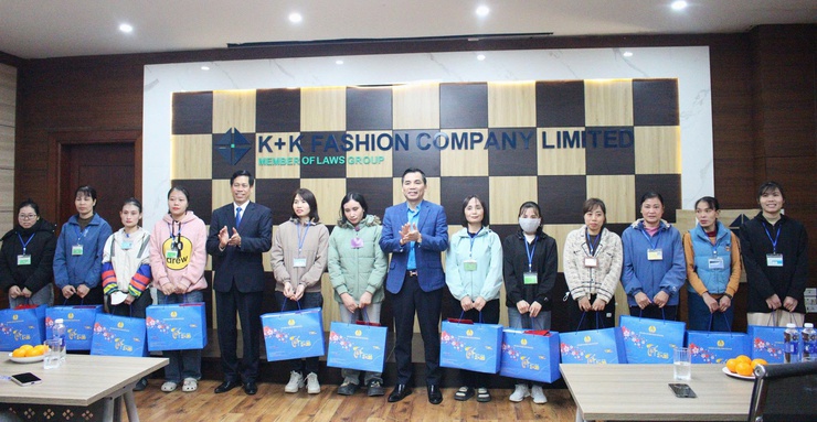 Lãnh đạo Liên đoàn Lao động thành phố Hà Nội thăm, tặng quà đoàn viên, người lao động tại Công ty TNHH K+K Fashion- Ảnh 3.