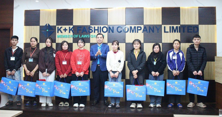 Lãnh đạo Liên đoàn Lao động thành phố Hà Nội thăm, tặng quà đoàn viên, người lao động tại Công ty TNHH K+K Fashion- Ảnh 4.