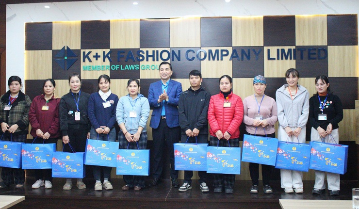 Lãnh đạo Liên đoàn Lao động thành phố Hà Nội thăm, tặng quà đoàn viên, người lao động tại Công ty TNHH K+K Fashion- Ảnh 5.