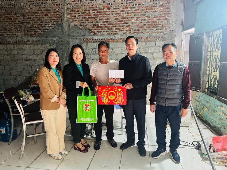 Hội Nông dân xã trao quà Tết cho hội viên có hoàn cảnh khó khăn- Ảnh 1.