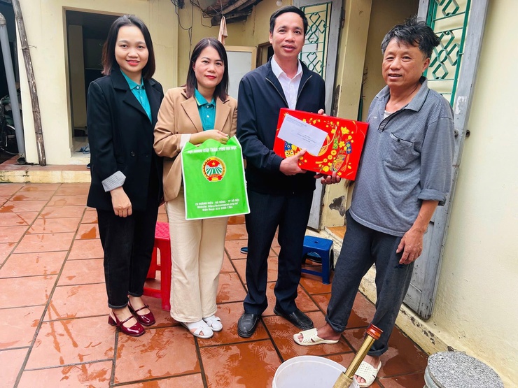 Hội Nông dân xã trao quà Tết cho hội viên có hoàn cảnh khó khăn- Ảnh 2.