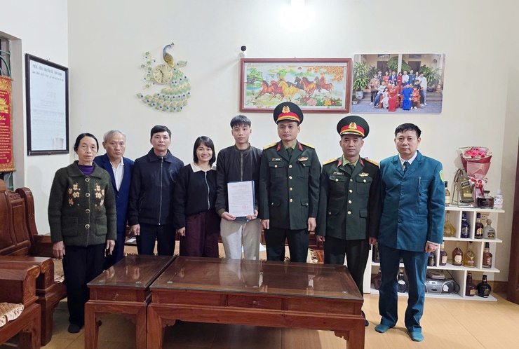 Ban Chỉ huy Quân sự phường Chương Mỹ trao quyết định nhập ngũ cho công dân trúng tuyển nghĩa vụ quân sự năm 2026- Ảnh 2.