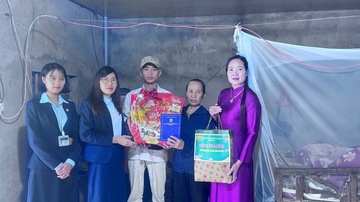 Lan tỏa hơi ấm đầu xuân từ mô hình hành chính công xung kích tri ân người có công và nâng đỡ người yếu thế- Ảnh 5.