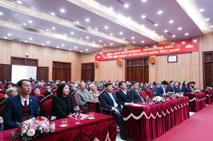 Hơn 200 suất quà được trao tặng tại Chương trình an sinh xã hội “Agribank chung tay vì người nghèo, đối tượng chính sách”- Ảnh 1.