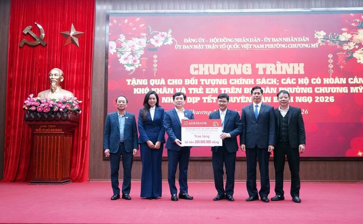 Hơn 200 suất quà được trao tặng tại Chương trình an sinh xã hội “Agribank chung tay vì người nghèo, đối tượng chính sách”- Ảnh 6.