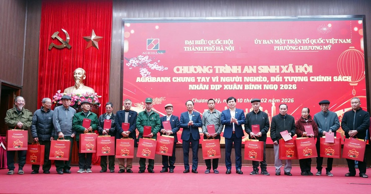 Hơn 200 suất quà được trao tặng tại Chương trình an sinh xã hội “Agribank chung tay vì người nghèo, đối tượng chính sách”- Ảnh 7.