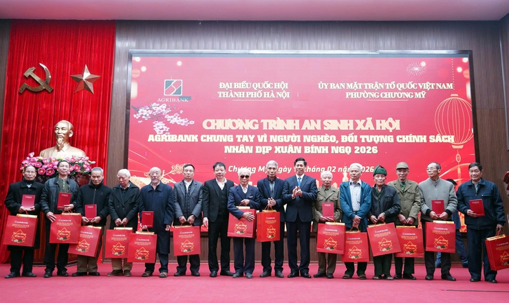 Hơn 200 suất quà được trao tặng tại Chương trình an sinh xã hội “Agribank chung tay vì người nghèo, đối tượng chính sách”- Ảnh 8.