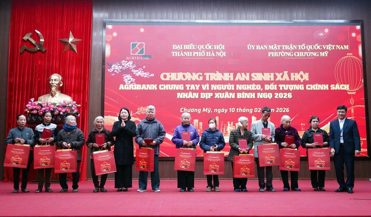 Hơn 200 suất quà được trao tặng tại Chương trình an sinh xã hội “Agribank chung tay vì người nghèo, đối tượng chính sách”- Ảnh 9.