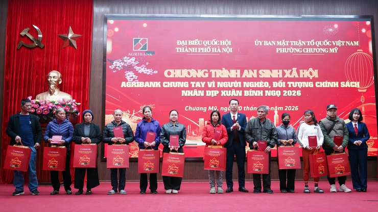 Hơn 200 suất quà được trao tặng tại Chương trình an sinh xã hội “Agribank chung tay vì người nghèo, đối tượng chính sách”- Ảnh 10.
