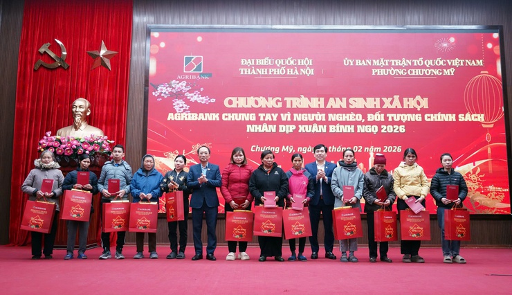 Hơn 200 suất quà được trao tặng tại Chương trình an sinh xã hội “Agribank chung tay vì người nghèo, đối tượng chính sách”- Ảnh 11.
