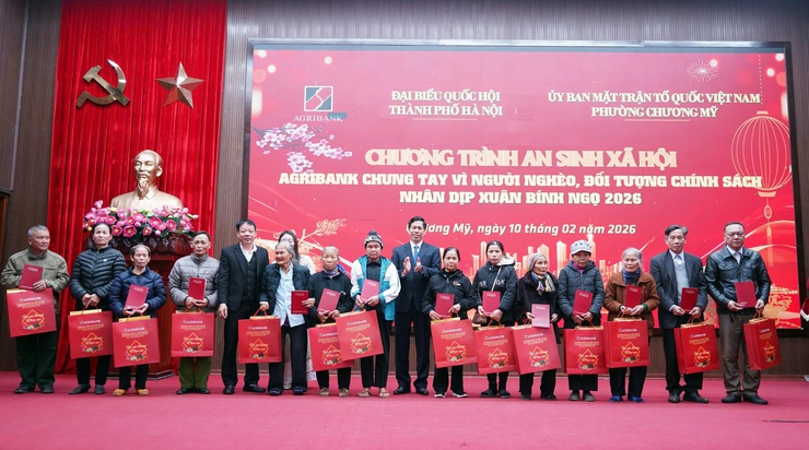 Hơn 200 suất quà được trao tặng tại Chương trình an sinh xã hội “Agribank chung tay vì người nghèo, đối tượng chính sách”- Ảnh 12.