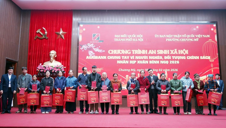 Hơn 200 suất quà được trao tặng tại Chương trình an sinh xã hội “Agribank chung tay vì người nghèo, đối tượng chính sách”- Ảnh 13.