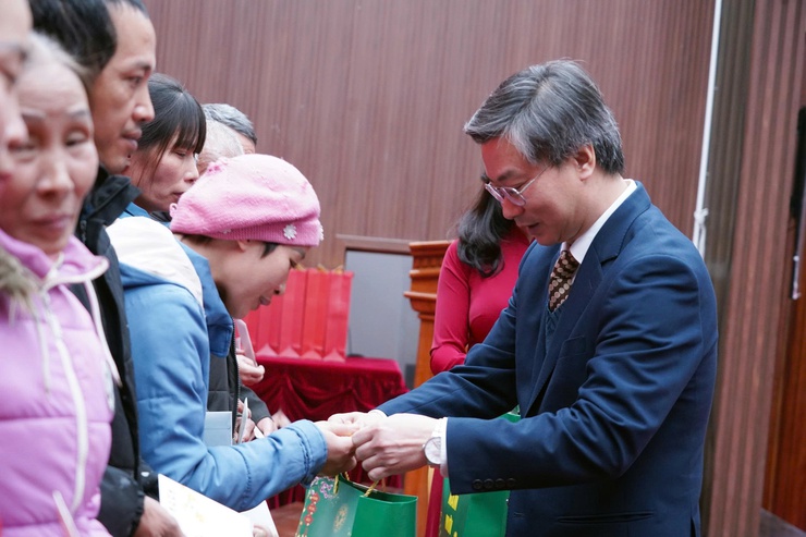 Hơn 200 suất quà được trao tặng tại Chương trình an sinh xã hội “Agribank chung tay vì người nghèo, đối tượng chính sách”- Ảnh 16.