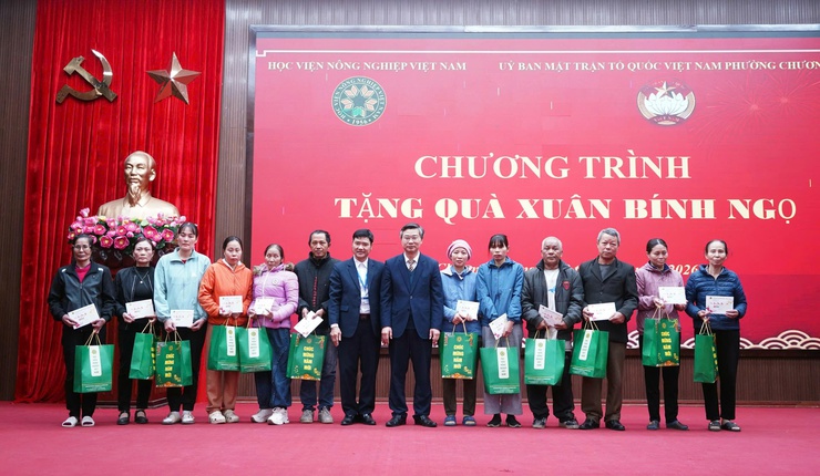 Hơn 200 suất quà được trao tặng tại Chương trình an sinh xã hội “Agribank chung tay vì người nghèo, đối tượng chính sách”- Ảnh 17.