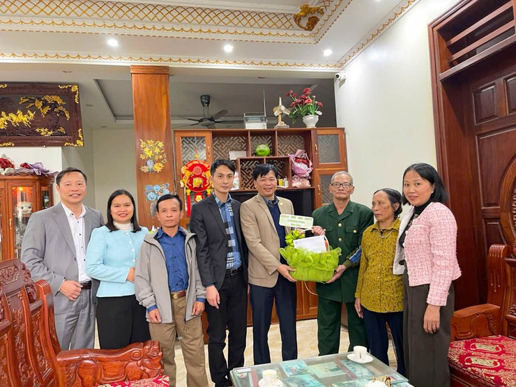 Xã Chương Dương thăm, tặng quà Tết người có công, người cao tuổi trên địa bàn xã- Ảnh 2.