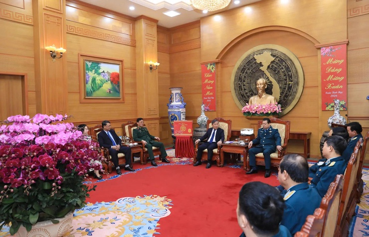 Chủ tịch UBND TP Hà Nội Vũ Đại Thắng thăm, chúc Tết các đơn vị làm nhiệm vụ xuyên Tết- Ảnh 1.