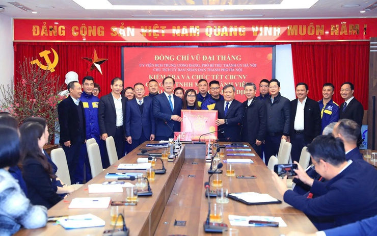 Chủ tịch UBND TP Hà Nội Vũ Đại Thắng thăm, chúc Tết các đơn vị làm nhiệm vụ xuyên Tết- Ảnh 4.