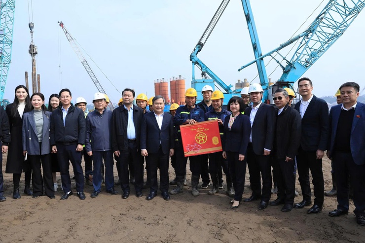 Chủ tịch UBND TP Hà Nội Vũ Đại Thắng thăm, chúc Tết các đơn vị làm nhiệm vụ xuyên Tết- Ảnh 6.