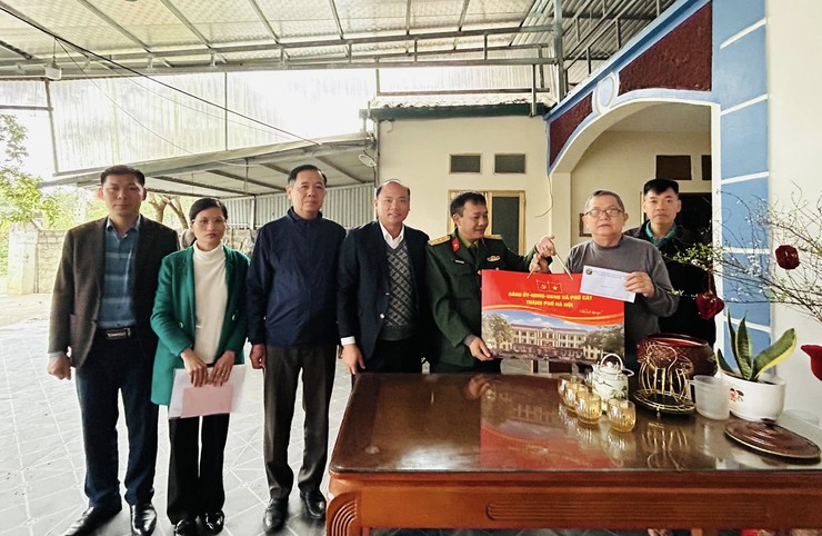 UBND xã Phú cát trao quà gia đình chính sách tiêu biểu, và cán bộ nhân dân thôn Đồng Vàng.- Ảnh 1.