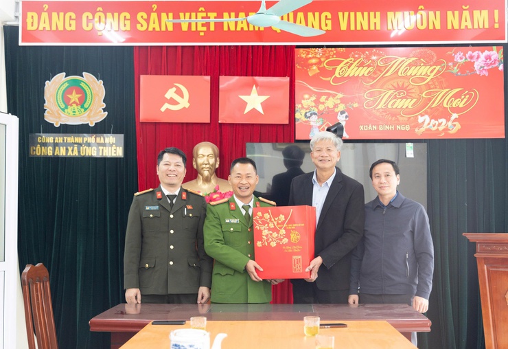 LÃNH ĐẠO XÃ ỨNG THIÊN THĂM, CHÚC TẾT LỰC LƯỢNG VŨ TRANG TRƯỚC THỀM XUÂN MỚI- Ảnh 1.