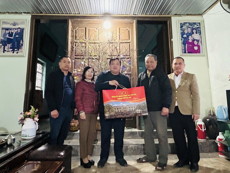 Đồng chí Bùi Văn Thảo - UV BTV- CT UBMTTQ xã trao quà đối tượng chính sách tiêu biểu, trẻ em có hoàn cảnh khó khăn và cán bộ nhân dân thôn Đồng Âm- Ảnh 1.