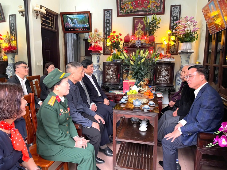 Đồng chí Nguyễn Duy Ngọc - Uỷ viên Bộ chính trị, Bí thư Thành uỷ Hà Nội thăm, tặng quà người có công tiêu biểu tại phường Long Biên- Ảnh 2.