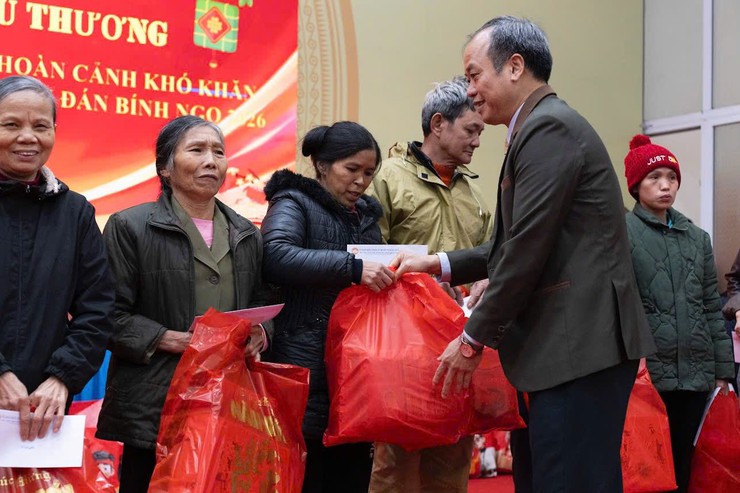 CHƯƠNG TRÌNH “TẾT NHÂN ÁI – XUÂN YÊU THƯƠNG” TẠI XÃ KIM ANH- Ảnh 2.