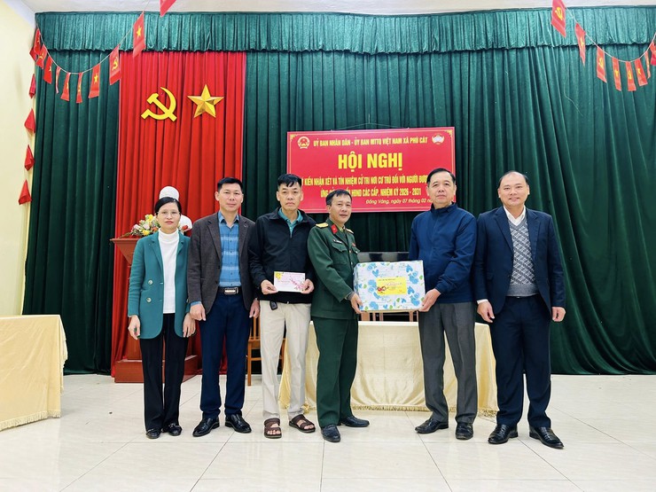 UBND xã Phú cát trao quà gia đình chính sách tiêu biểu, và cán bộ nhân dân thôn Đồng Vàng.- Ảnh 2.