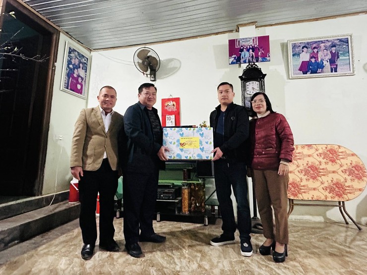 Đồng chí Bùi Văn Thảo - UV BTV- CT UBMTTQ xã trao quà đối tượng chính sách tiêu biểu, trẻ em có hoàn cảnh khó khăn và cán bộ nhân dân thôn Đồng Âm- Ảnh 2.