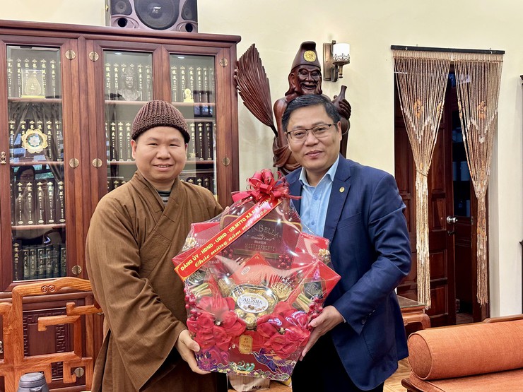 Xã Đại Thanh tổ chức các đoàn công tác đi thăm, chúc mừng và tặng quà các chức sắc, chức việc, tăng ni Phật giáo, trụ trì các cơ sở tôn giáo trên địa bàn xã- Ảnh 1.