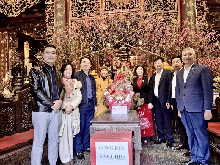 Xã Đại Thanh tổ chức các đoàn công tác đi thăm, chúc mừng và tặng quà các chức sắc, chức việc, tăng ni Phật giáo, trụ trì các cơ sở tôn giáo trên địa bàn xã- Ảnh 2.