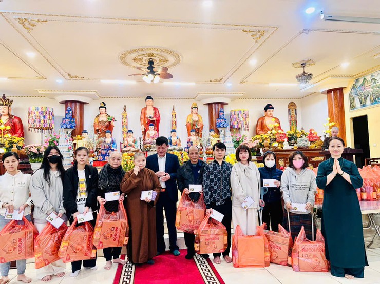 Xã Đại Thanh tổ chức các đoàn công tác đi thăm, chúc mừng và tặng quà các chức sắc, chức việc, tăng ni Phật giáo, trụ trì các cơ sở tôn giáo trên địa bàn xã- Ảnh 4.