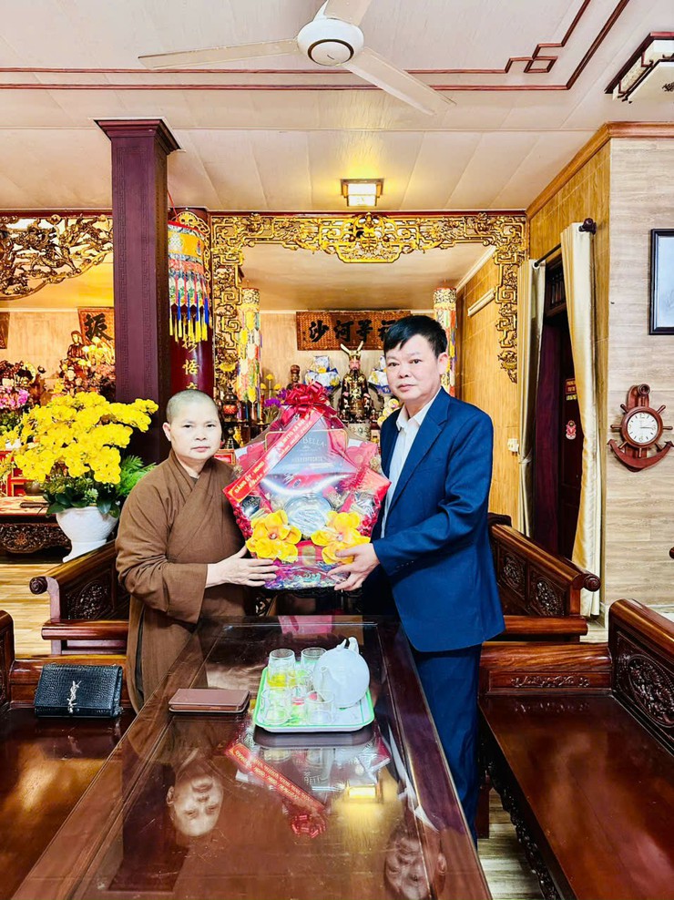 Xã Đại Thanh tổ chức các đoàn công tác đi thăm, chúc mừng và tặng quà các chức sắc, chức việc, tăng ni Phật giáo, trụ trì các cơ sở tôn giáo trên địa bàn xã- Ảnh 3.