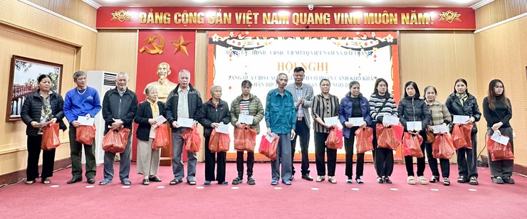 Ủy ban MTTQVN xã Đại Thanh trao tặng 115 xuất quà cho các gia đình có hoàn cảnh khó khăn trên địa bàn xã- Ảnh 5.