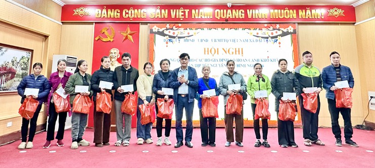 Ủy ban MTTQVN xã Đại Thanh trao tặng 115 xuất quà cho các gia đình có hoàn cảnh khó khăn trên địa bàn xã- Ảnh 6.