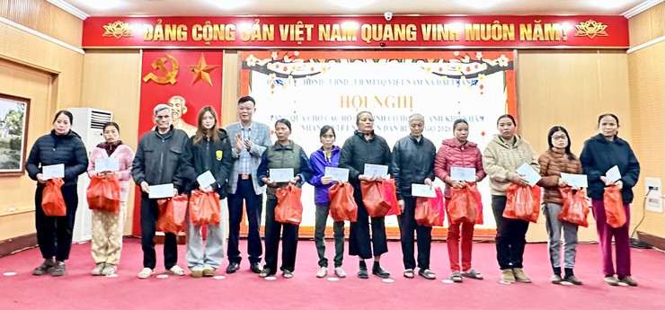 Ủy ban MTTQVN xã Đại Thanh trao tặng 115 xuất quà cho các gia đình có hoàn cảnh khó khăn trên địa bàn xã- Ảnh 7.