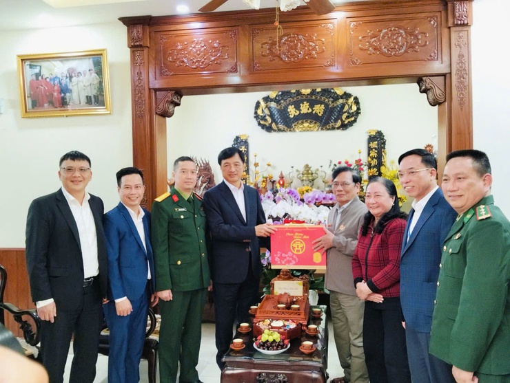 Đồng chí Nguyễn Duy Ngọc - Uỷ viên Bộ chính trị, Bí thư Thành uỷ Hà Nội thăm, tặng quà người có công tiêu biểu tại phường Long Biên- Ảnh 1.