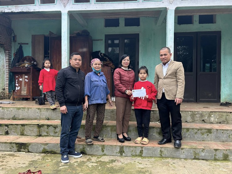 Đồng chí Bùi Văn Thảo - UV BTV- CT UBMTTQ xã trao quà đối tượng chính sách tiêu biểu, trẻ em có hoàn cảnh khó khăn và cán bộ nhân dân thôn Đồng Âm- Ảnh 3.