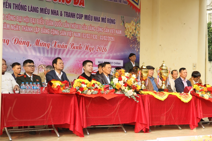 Khai mạc giải bóng đá truyền thống và giải bóng đá tranh cup Miêu Nha mở rộng chào mừng lễ hội truyền thống Đình Làng Miêu Nha xuân Bính Ngọ năm 2026- Ảnh 1.