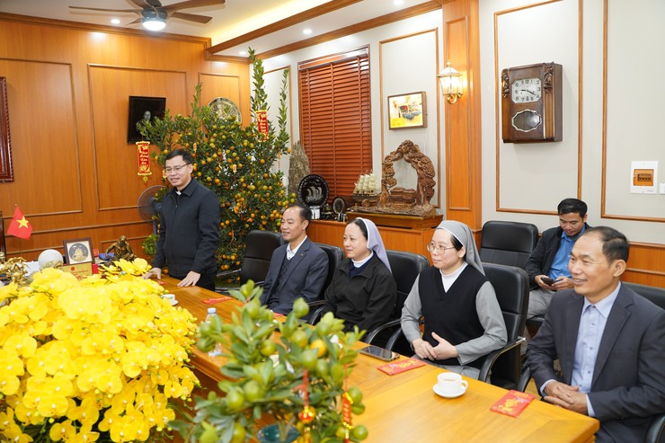 Giáo xứ Chuôn Trung và Chuôn Thượng chúc tết UBND xã Chuyên Mỹ- Ảnh 2.